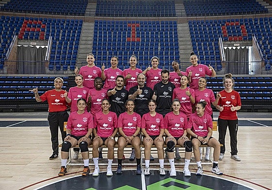 Foto de familia del equipo y el cuerpo técnico del Grafometal Sporting La Rioja en el Palacio de los Deportes.