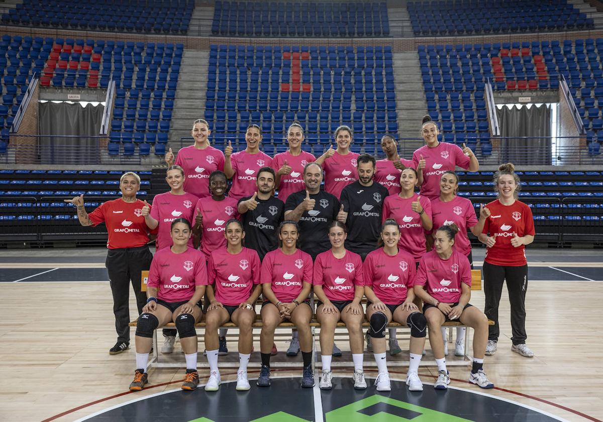 Foto de familia del equipo y el cuerpo técnico del Grafometal Sporting La Rioja en el Palacio de los Deportes.