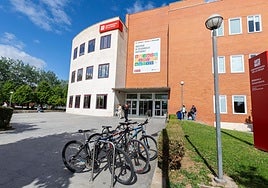 Imagen de archivo de un edificio del campus de la UR.