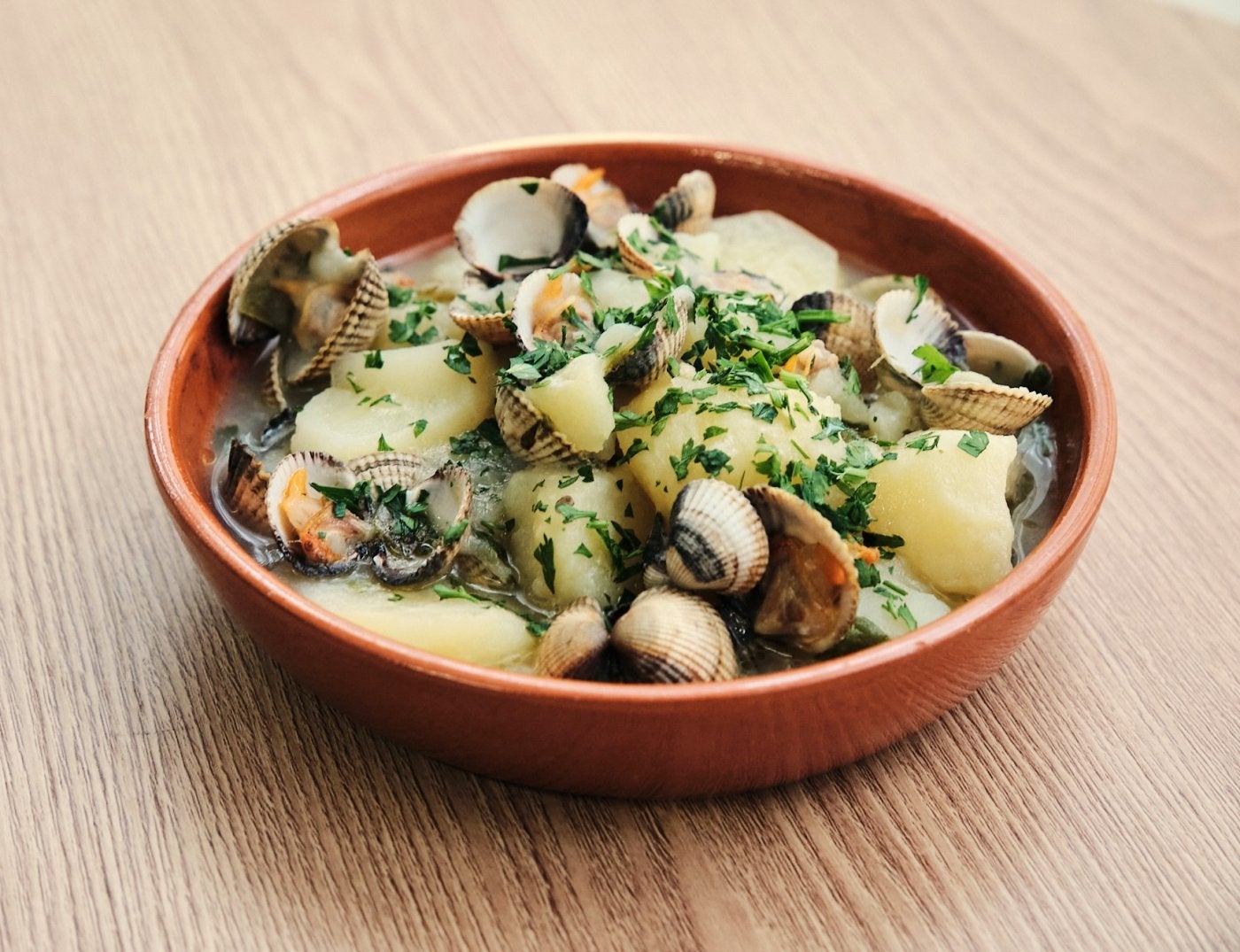 Patatas en salsa verde con berberechos