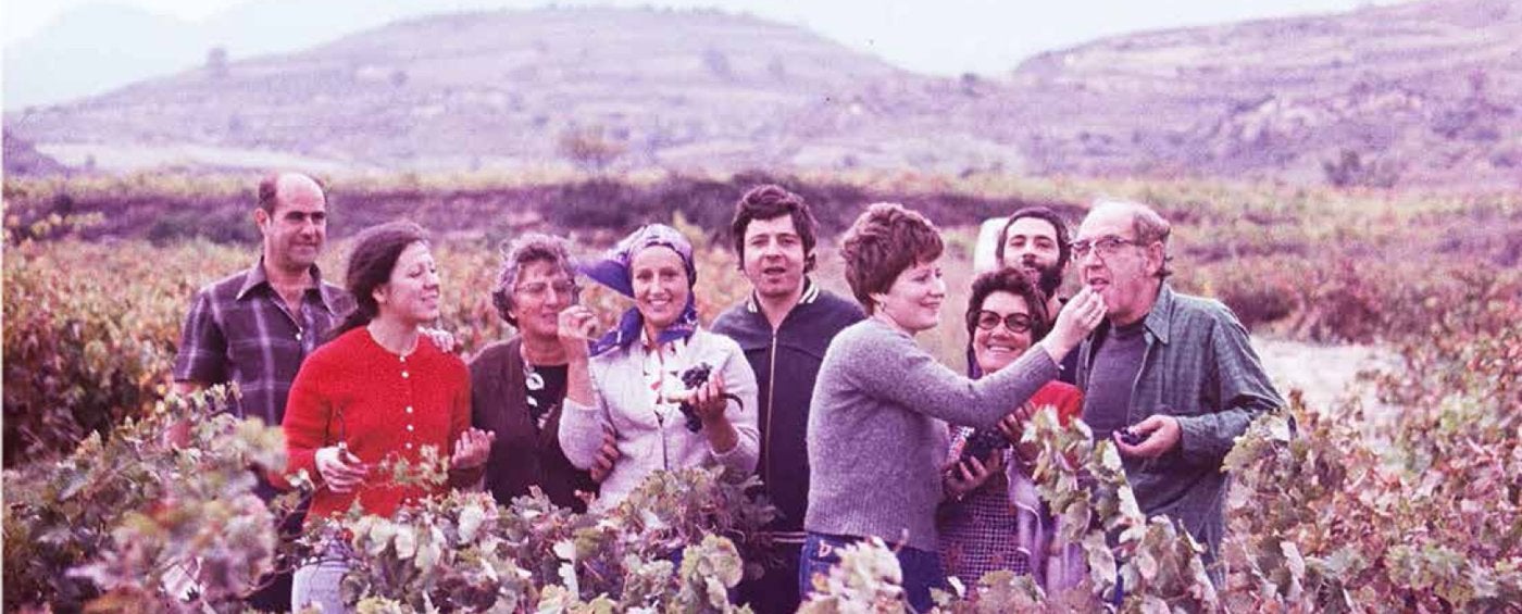 Pilar Ramírez de la Piscina (de rojo), con unos amigos de Ábalos en una vendimia de los años 70 del siglo pasado.