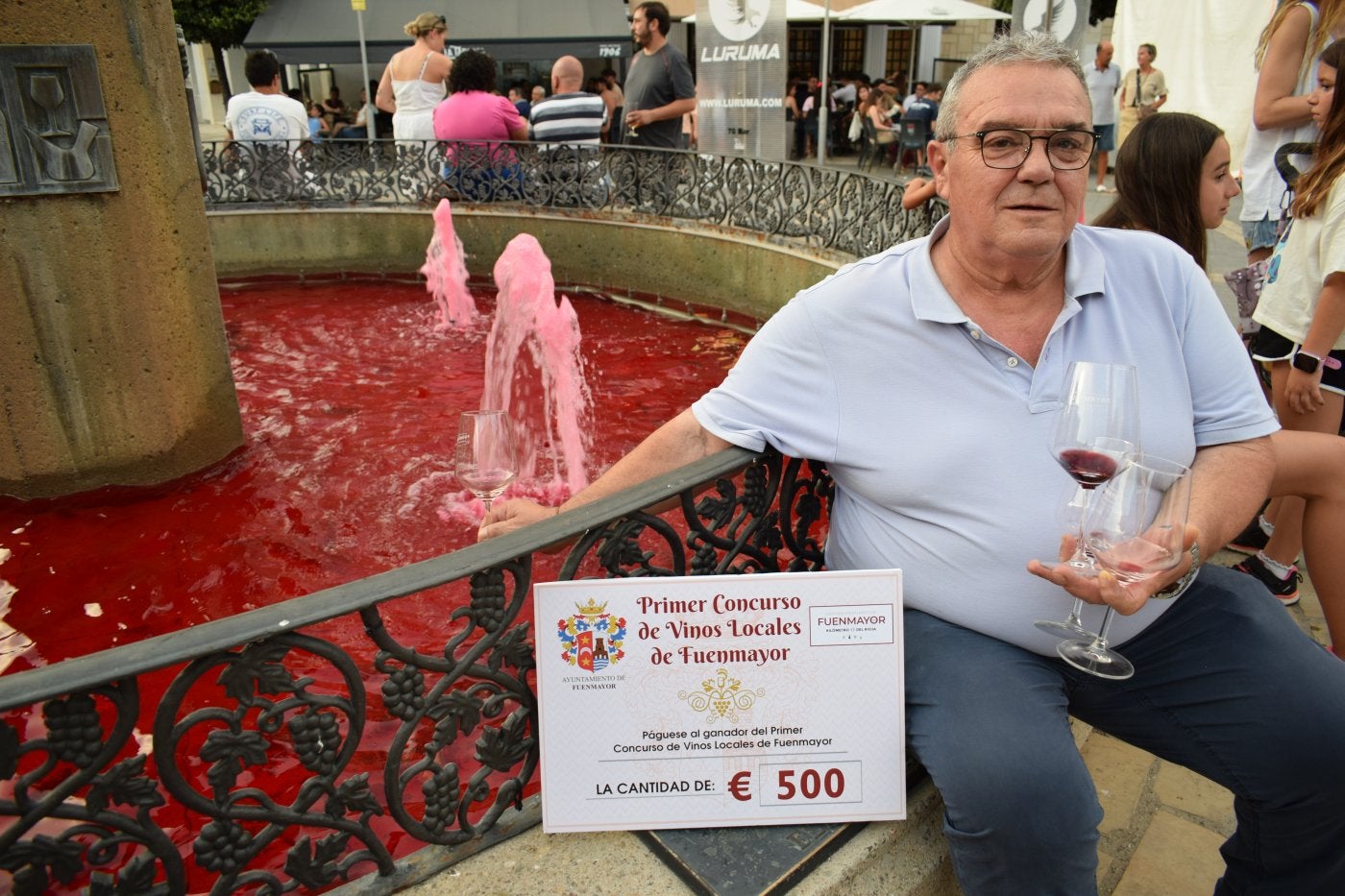 Alejandro Ramos posa en la fuente del vino de Fuenmayor tras ganar el Primer Concurso de Vinos Locales.