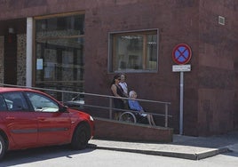 Pilar, Amparo y Vicenta salen del centro de salud de Ezcaray esta semana.