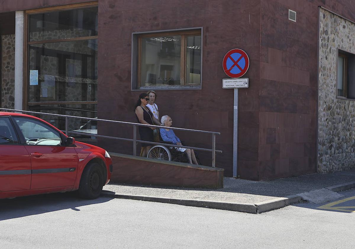 Pilar, Amparo y Vicenta salen del centro de salud de Ezcaray esta semana.