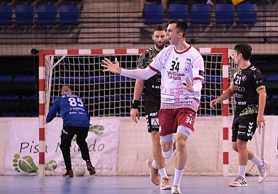 David Cadarso celebra un gol ante el Torrelavega el curso pasado.