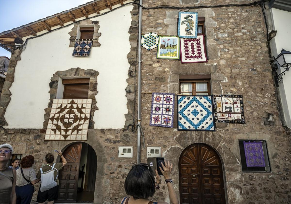 Varios turistas fotografían las almazuelas colgadas de Pradillo durante la fiesta del año pasado.