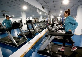 Imagen de archivo de una mujer ejercitándose en el polideportivo de Lobete.