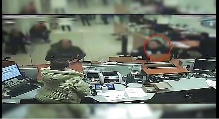 Imagen de uno de los robos a entidades bancarias llevados a cabo por la banda desarticulada.