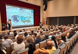Intervencion de Bastida en la reunión sobre la planta de biometano, en el auditorio de Autol.