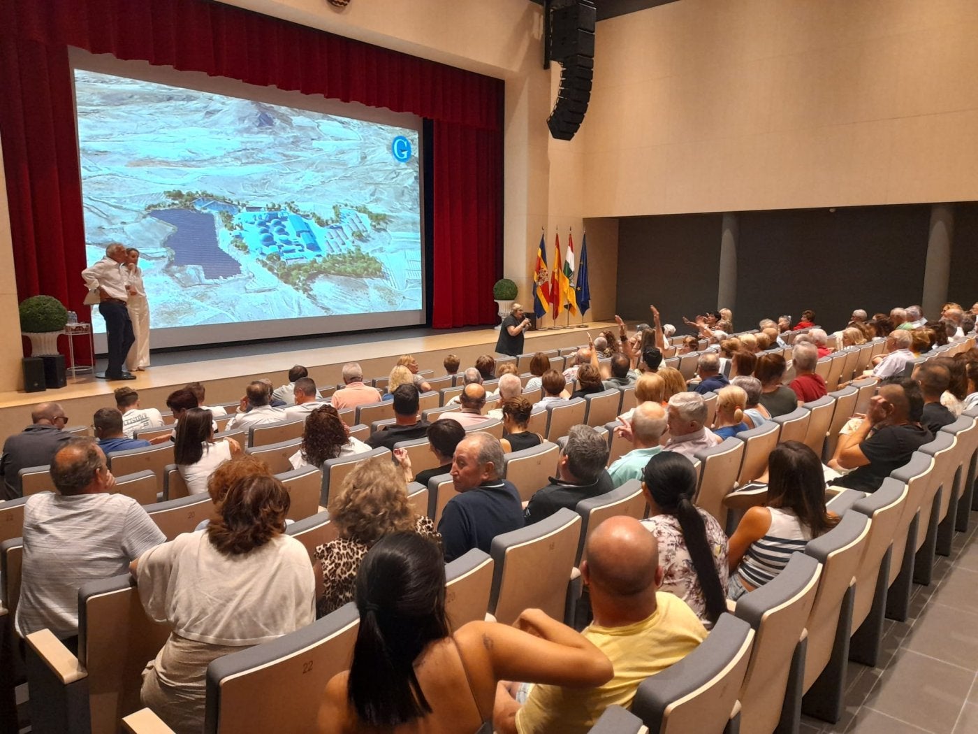Intervencion de Bastida en la reunión sobre la planta de biometano, en el auditorio de Autol.
