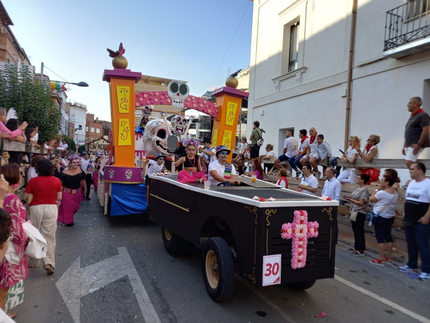 Carroza ganadora 'La muerte mexicana' de la cuadrilla 'La Ronda', ayer en el concurso de Rincón de Soto.