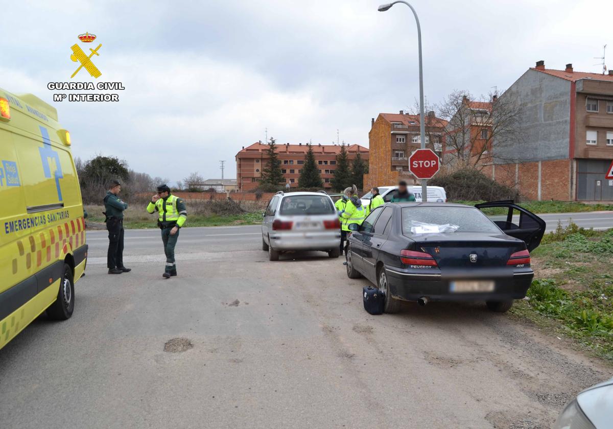 Imagen del accidente de tráfico simulado por el que la Guardia Civil investiga a diez personas por tratar de estafar al seguro.