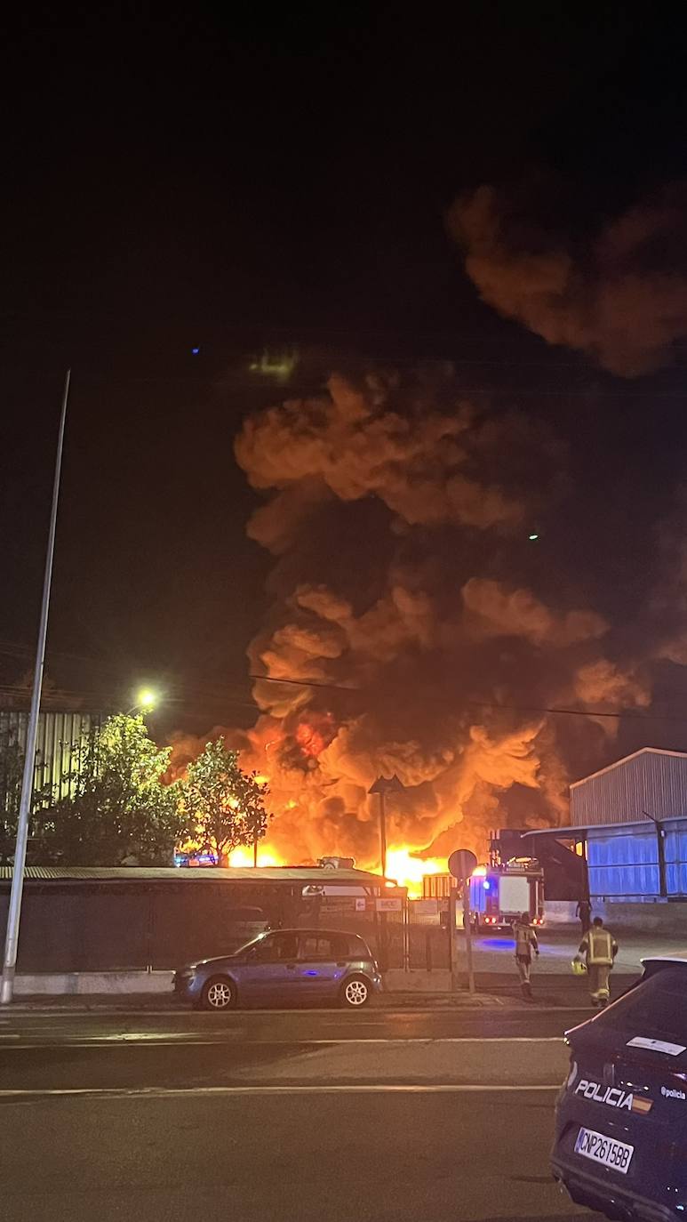 Llamas y humo al comienzo del incendio.