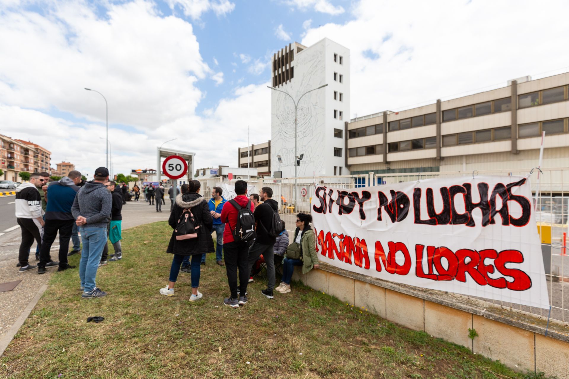 Concentración de los trabajadores en el exterior de la planta.