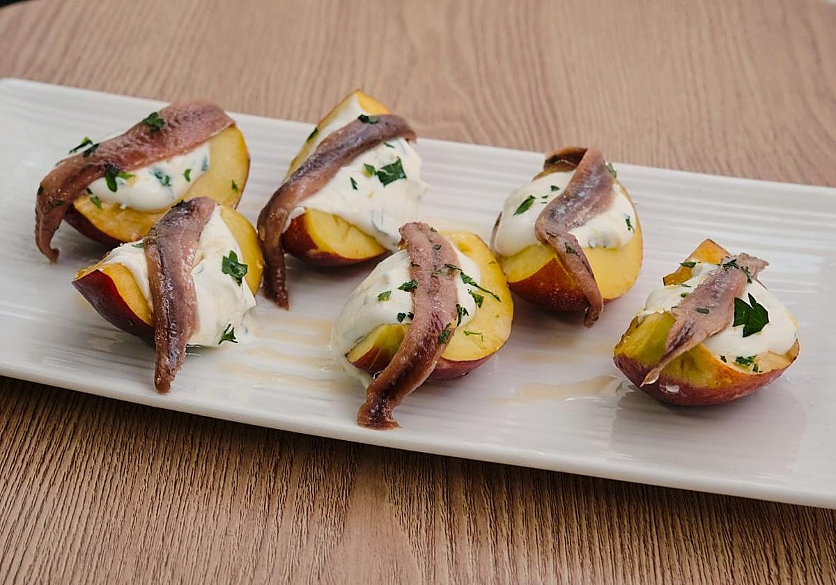 Nectarinas con queso fresco y anchoas