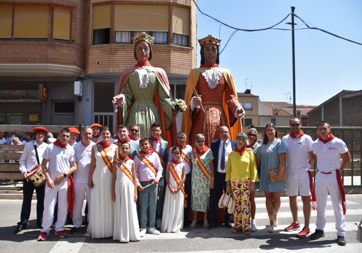 Los gigantes de Funes con los respresentantes de las fiestas y autoridades, ayer después del homenaje a los mayores.