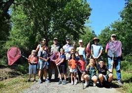 El grupo participante en la salida para clasificar mariposas en Sojuela posa en la Senda de las Neveras.