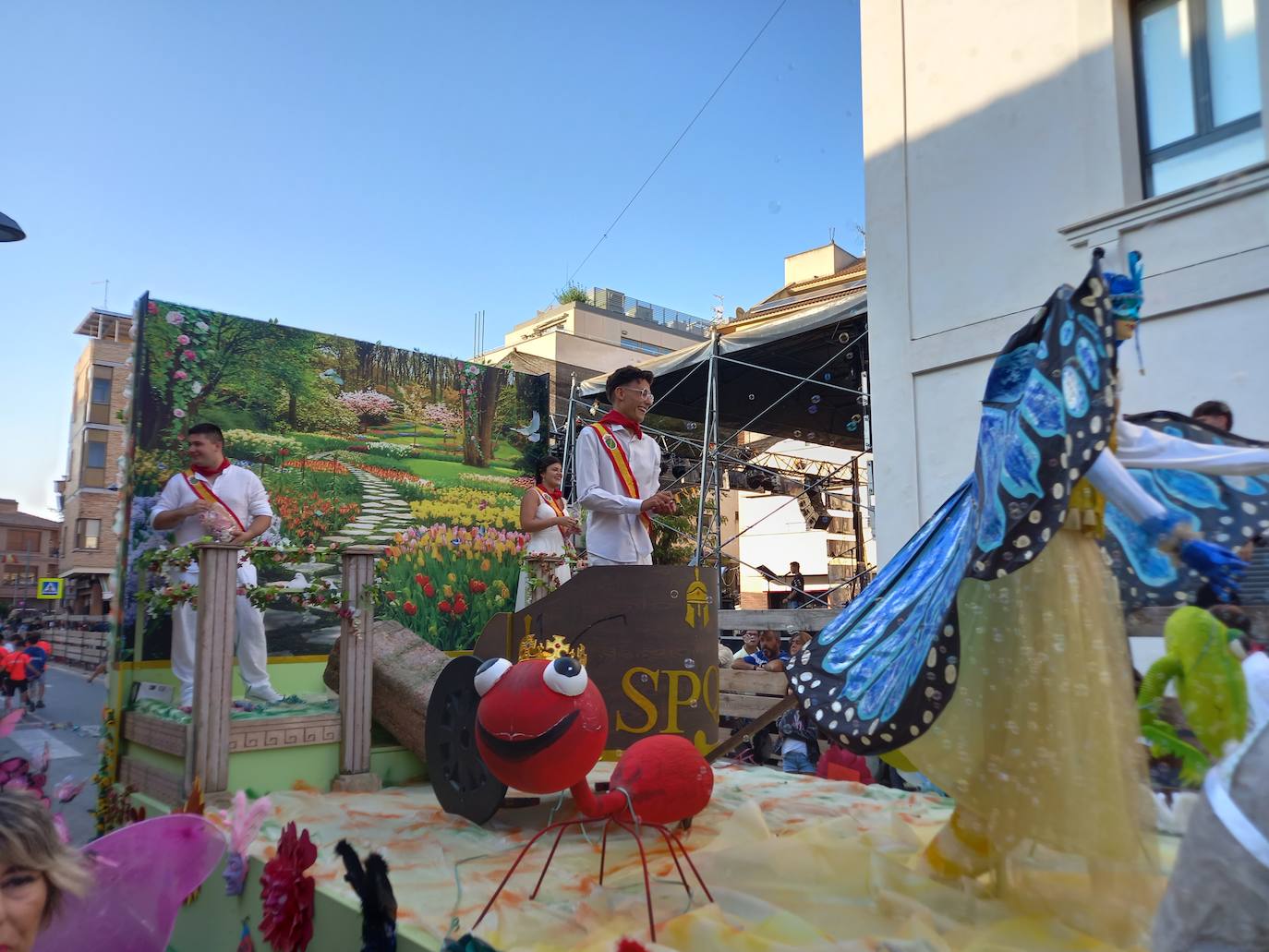 Desfile de carrozas en las fiestas de Rincón de Soto