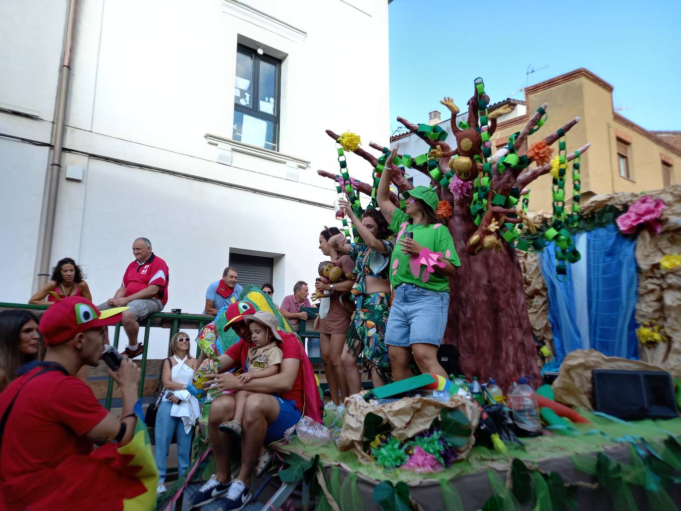 Desfile de carrozas en las fiestas de Rincón de Soto