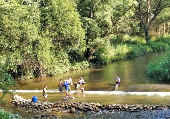 Bañistas en el río Iregua, a su paso por Logroño, el pasado miércoles en plena ola de calor