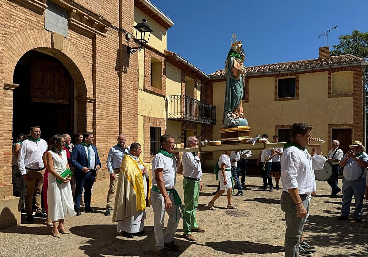 Salida de la procesión con la Virgen del Rosario, ayer en Valverde.