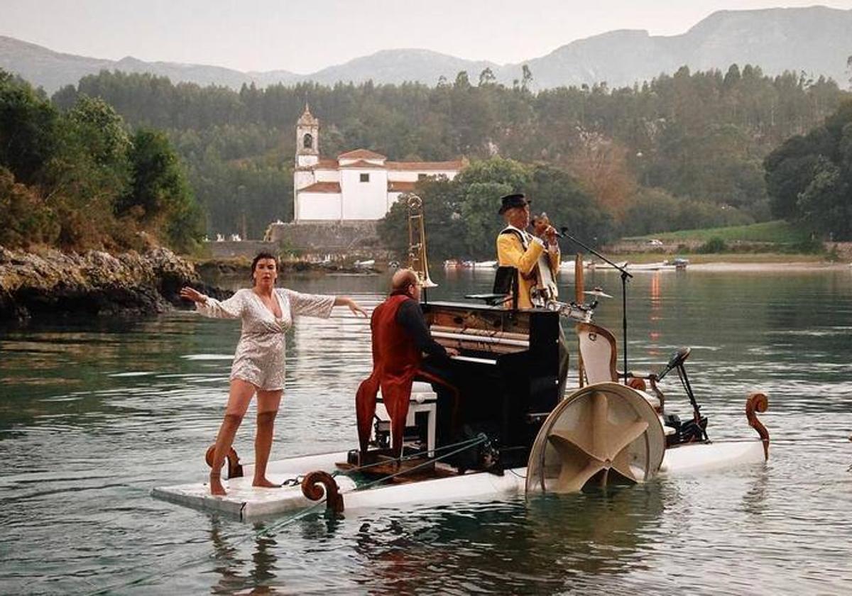 El barco anfibio sobre el que se desarrolla el espectáculo 'VoloSwing'.