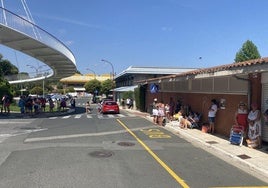 Los usuarios, a las puertas de las piscinas de El Ferial en la mañana de ayer.