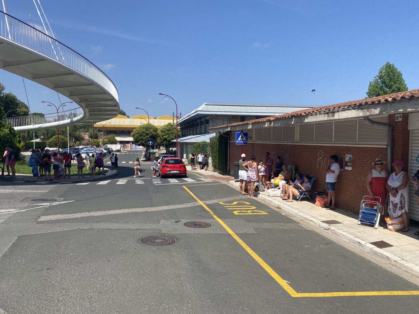 Los usuarios, a las puertas de las piscinas de El Ferial en la mañana de ayer.