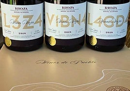 Colección de bodegas Bideona (Villabuena) que, al no poder etiquetar como pueblo más que el de Villabuena, ideó una composición de letras y números para sus vinos de Leza, Villabuena y Laguardia