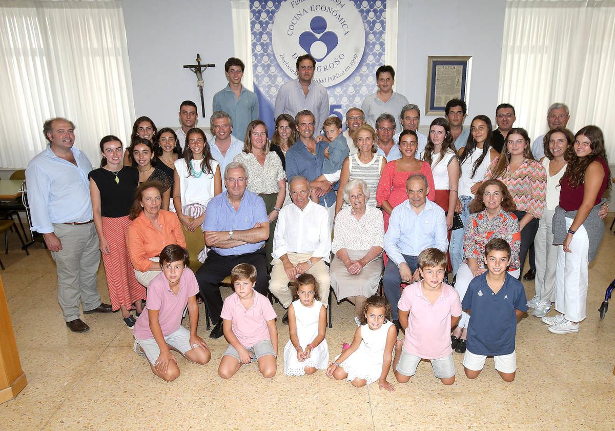 Foto de familia de los descendientes del conde de Santa Bárbara que este martes visitaron Logroño.