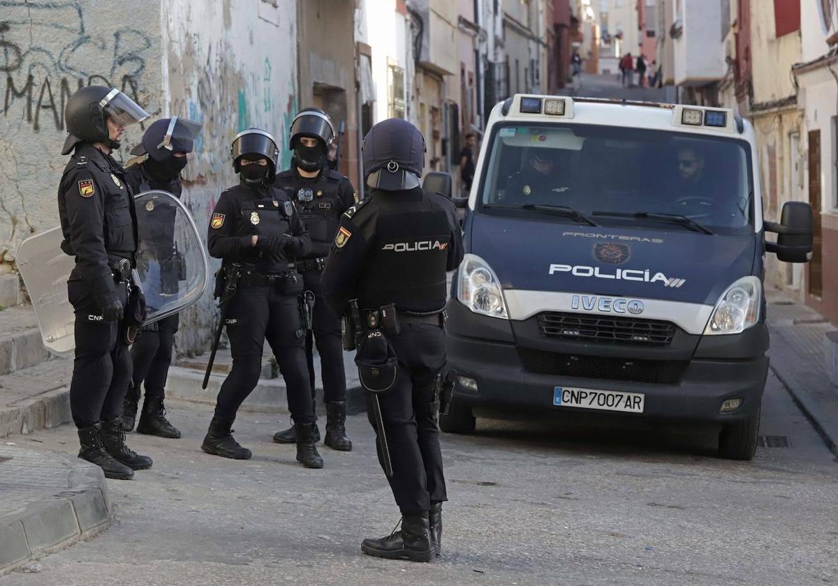 Algeciras condecora a policías nacionales de La Rioja por su labor contra el tráfico de drogas