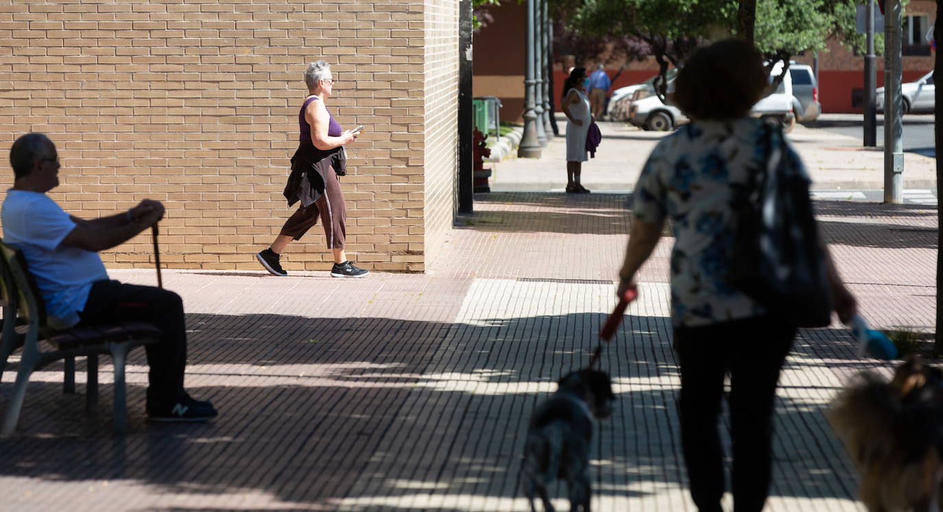 Personas en una calle de Logroño.