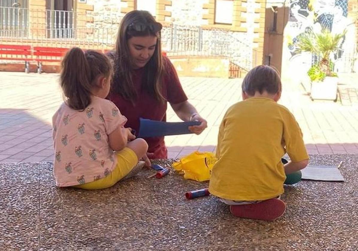 Rocío Rubio, junto a dos niños que acuden a la ludoteca de Camprovín.