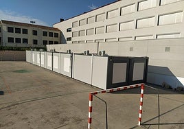 Los módulos prefabricados que serán usados como aulas en la SIES Comercio de Villamediana de Iregua, recientemente instalados.