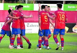 Chus Villar felicitado el miércoles al marcar ante el Numancia en La Planilla.