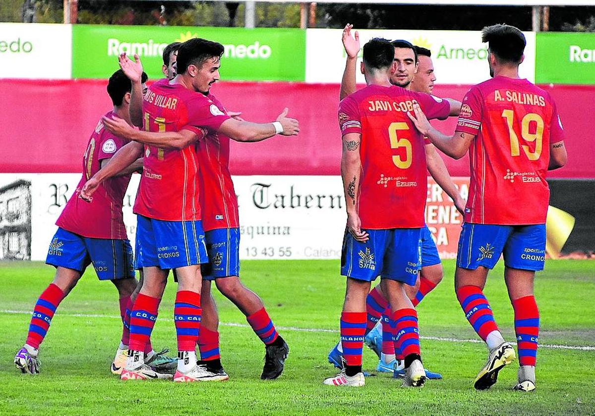 Chus Villar felicitado el miércoles al marcar ante el Numancia en La Planilla.