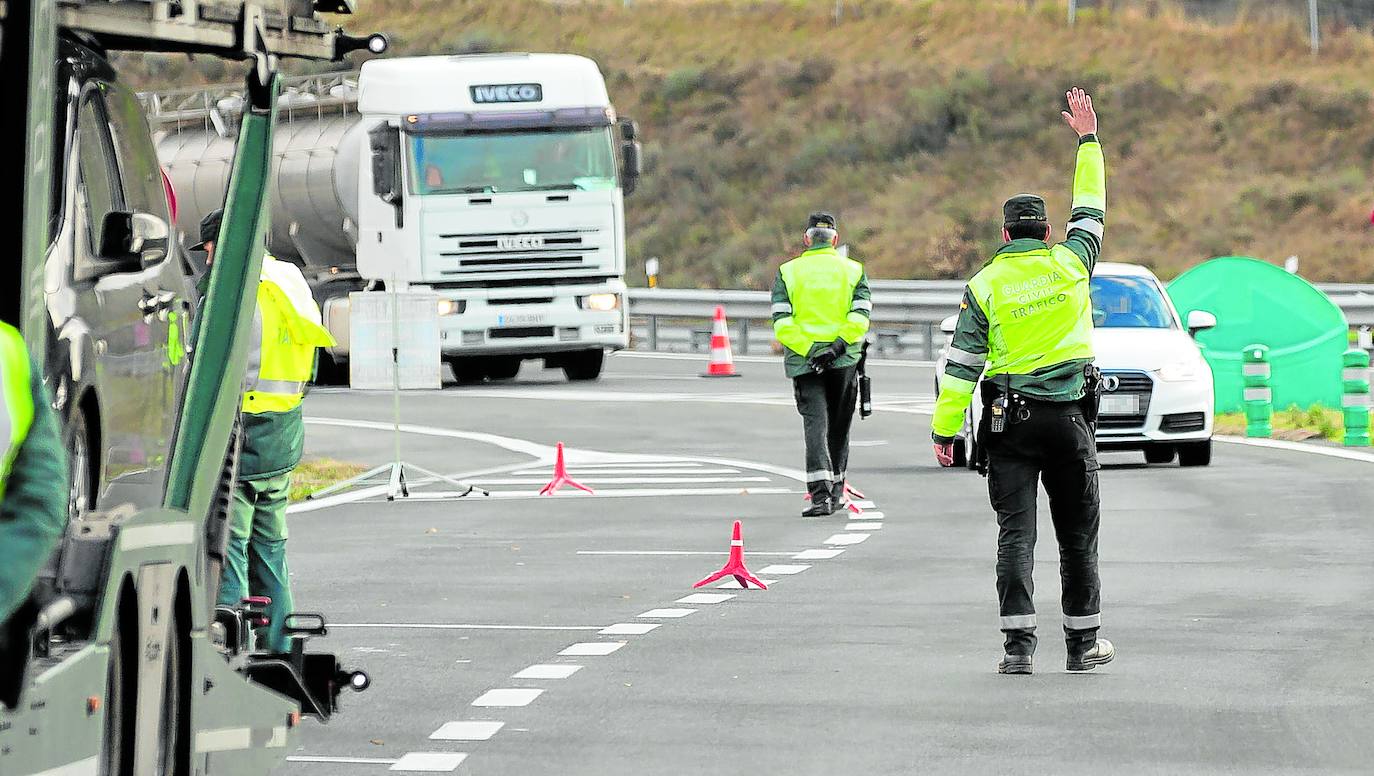 Un control de la Guardia Civil junto a la entrada de la AP-68 en Logroño, en una imagen de archivo.
