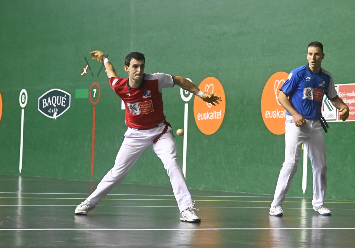 Altuna golpea la pelota con la mano derecha en un partido ante el pelaire Darío Gómez.