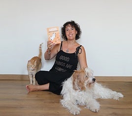 Celia Alesanco posa con su libro 'Gatos. Manual de instrucciones', su gato Link y su perra Lucca.