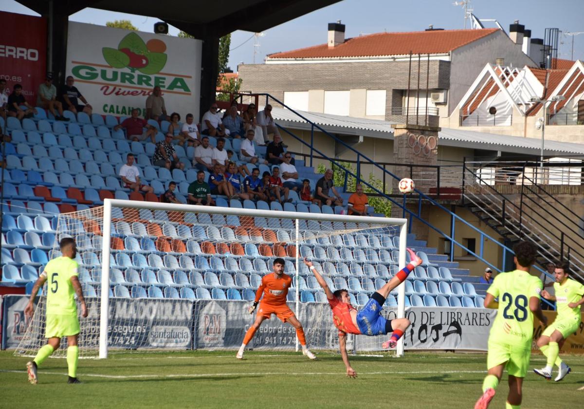 Jorge remató de chilena y el balón salió fuera por alto.