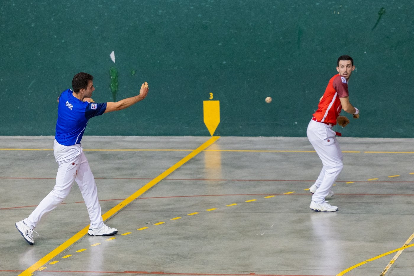 Darío Gómez golpea la pelota ante la atenta mirada de Altuna III.