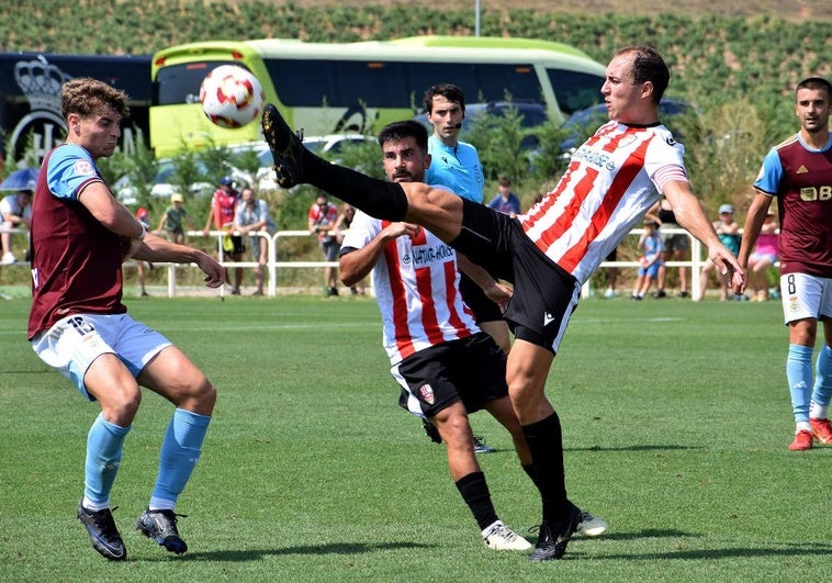 Ander Ugarte pugna por un balón este sábado, durante el encuentro entre la UDL y el Real Unión.