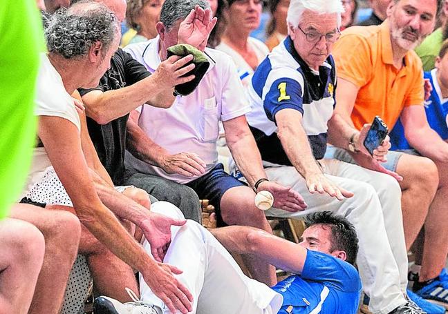 Darío se choca con la grada al ir a salvar una pelota.