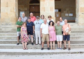 Asun Larreta (abajo a la izquierda) junto con algunos miembros de la Asociación Escuela Maestro Antoni Benaiges en el Ayuntamiento.