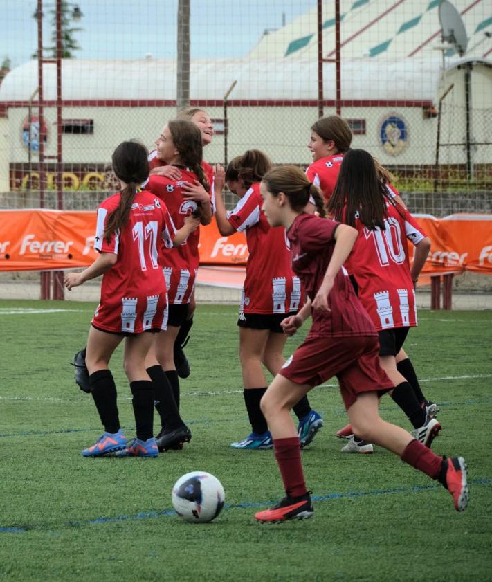 Imagen secundaria 2 - El boom del fútbol femenino duplica en solo cuatro años el número de riojanas federadas