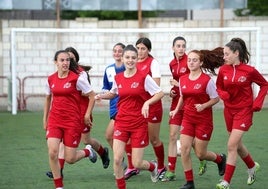 La Selección Femenina de fútbol de La Rioja durante uno de sus entrenamientos en las instalaciones del Mundial'82.