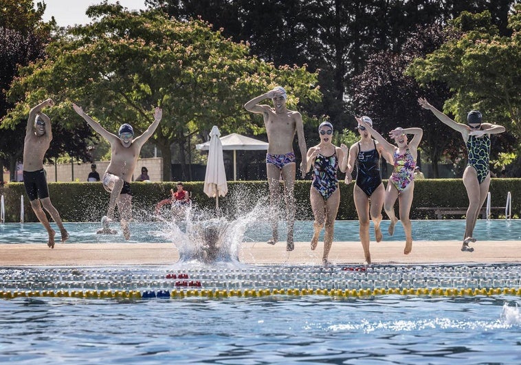 El grupo alevín del Club de Natación Logroño se lanza a la piscina