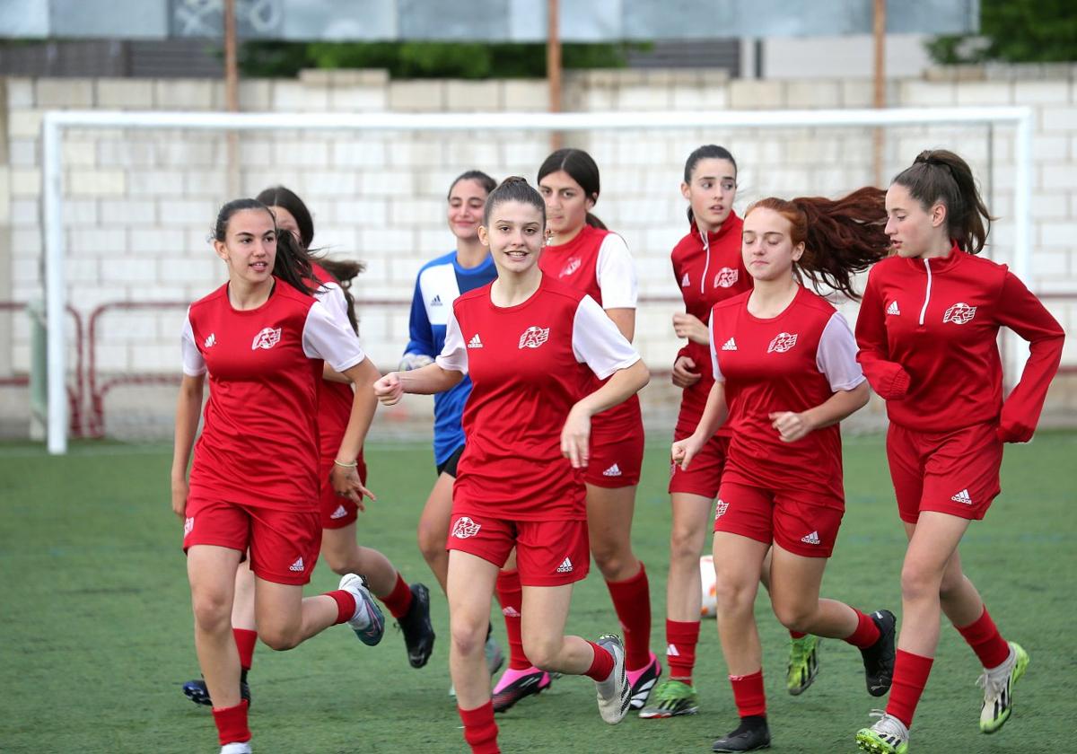 La Selección Femenina de fútbol de La Rioja durante uno de sus entrenamientos en las instalaciones del Mundial'82.