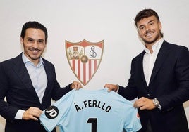 Álvaro Fernández (d) posa junto a Del Nido durante su presentación.