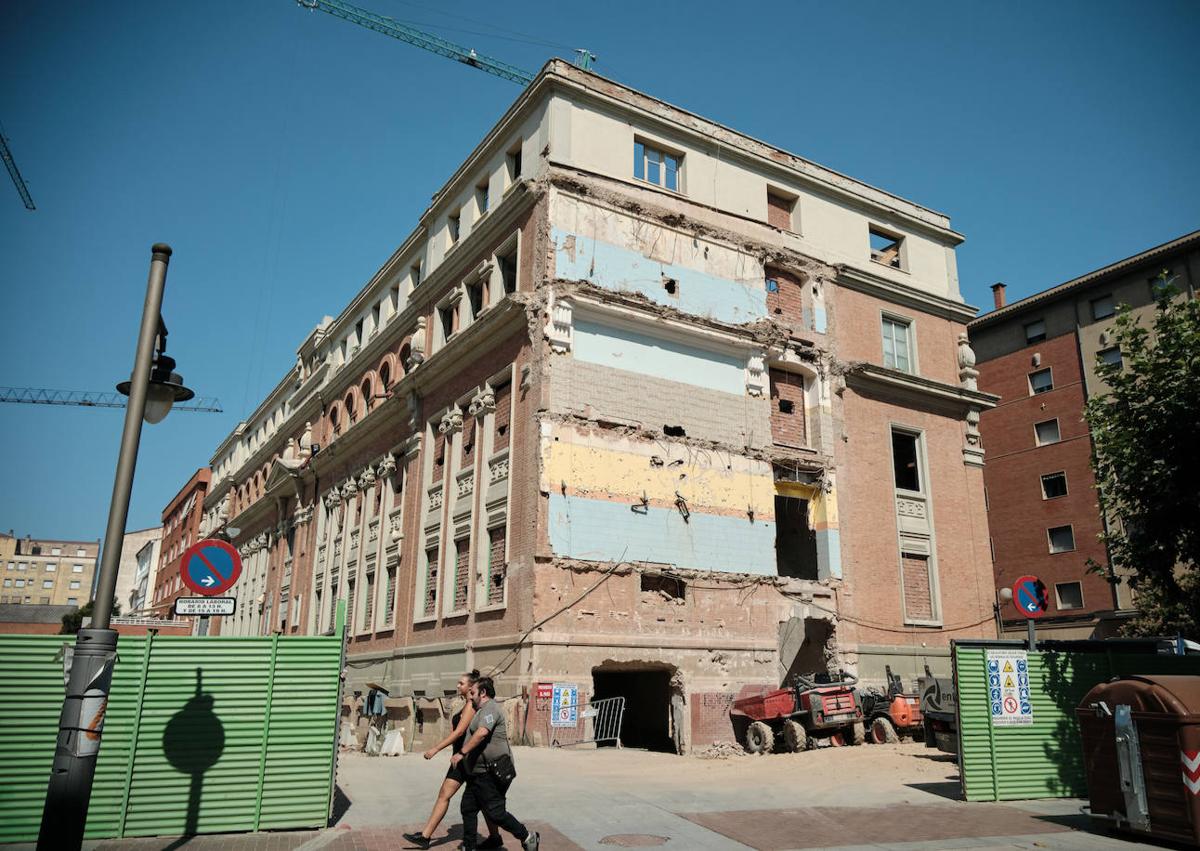 Imagen secundaria 1 - Detalles de la construcción de 1927 de Agapito del Valle.